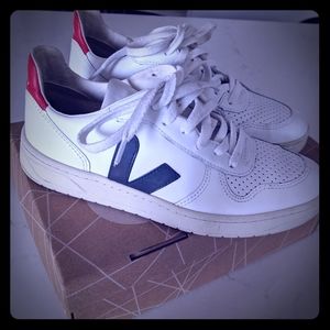 Athletic shoes VEJA